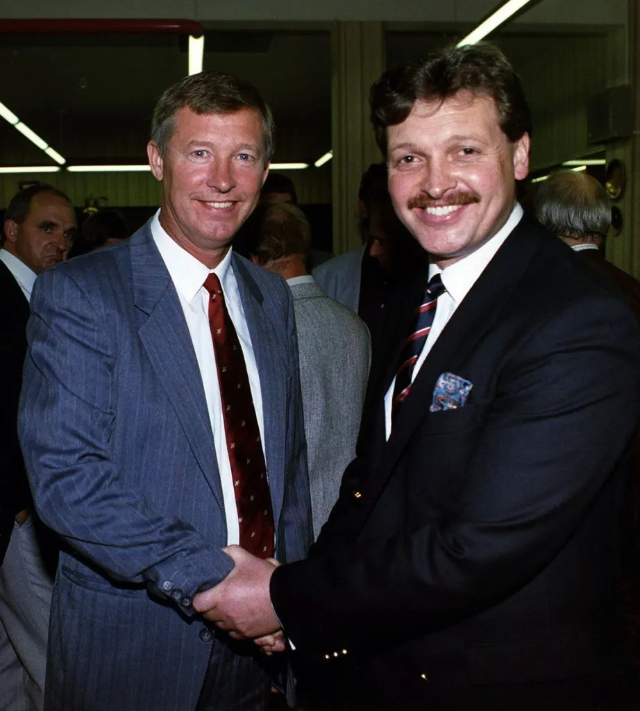 Michael Knighton shaking hands with Alex Ferguson